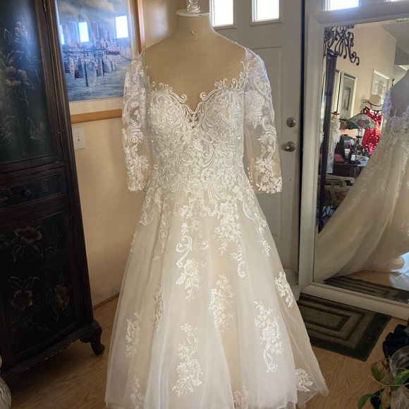 UNIQUE HIGH-LOW BRIDAL DRESS:14/16: - Picture 3 of 16